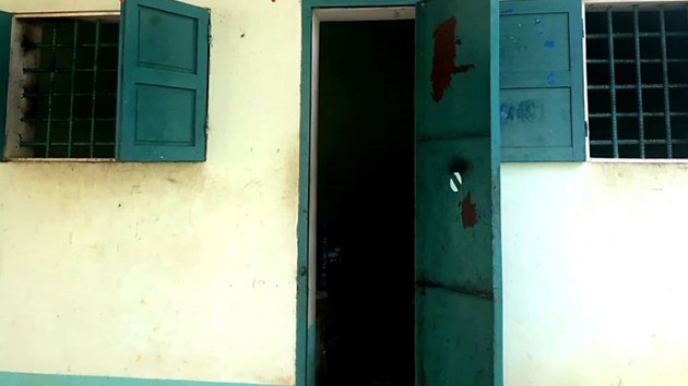 Ráo riết truy lùng 4 bị can đào tẩu khỏi Nhà tạm giam Nhà tạm giữ Công an huyện Đắk To, buồng tạm giam số 2, nơi 4 bị can đang cùng tạm giam đã dùng lưỡi cưa sắt, cắt khung sắt ô thông gió rồi bỏ trốn.