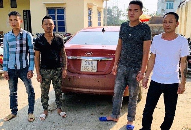 Chủ tịch xã bị 3 kẻ bịt mặt dùng gậy đánh gục giữa đường Vượng, Quân, Vinh, Côn (từ phải qua). Ảnh: Công an cung cấp