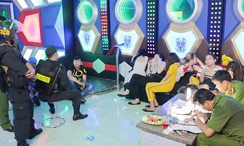 20 người chơi ma tuý trong quán karaoke ở miền Tây Cảnh sát làm việc với nhóm người chơi ma túy