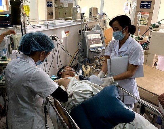 Một người chết, 7 người nguy kịch sau bữa rượu pha nước... lá ngón Nạn nhân ngộ độc được đưa đi cấp cứu