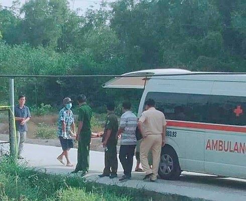 Kẻ đột nhập bị chém chết vì định sát hại nữ chủ nhà Thi thể nạn nhân vụ án mạng nghiêm trọng được đưa ra khỏi hiện trường