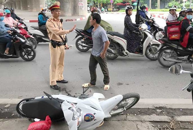 Người đàn ông tấn công cảnh sát để 'giải cứu' bạn nhậu Người đàn ông ngồi sau xe máy sau khi đạp đổ xe máy của tổ công tác đã lao vào tấn công cảnh sát