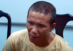 Gã đàn ông nổ súng vào nhà hàng xóm ở Nha Trang Tuấn tại cơ quan công an