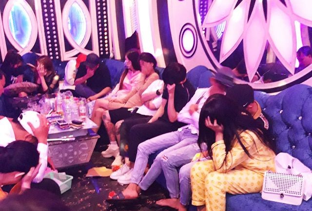 70 thanh niên phê ma túy trong quán karaoke 70 thanh niên phê ma túy trong quán karaoke