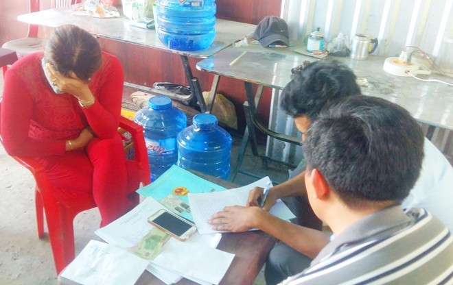 Gạ khách kích dục trong quán cà phê với giá 120.000 đồng/20 phút Cơ quan chức năng làm việc với U.