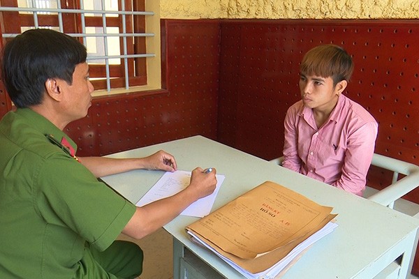 Cô bé 14 tuổi bỏ đi chơi 5 ngày, người yêu 9X 'vướng' vòng lao lý Nguyễn Văn Khang khai nhận tại cơ quan Công an