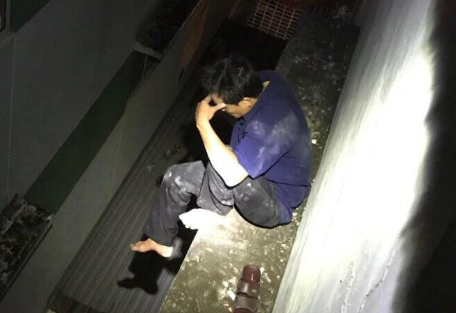 16 người phê ma túy leo nóc nhà trốn cảnh sát Một khách trèo sang nhà người dân lẩn trốn