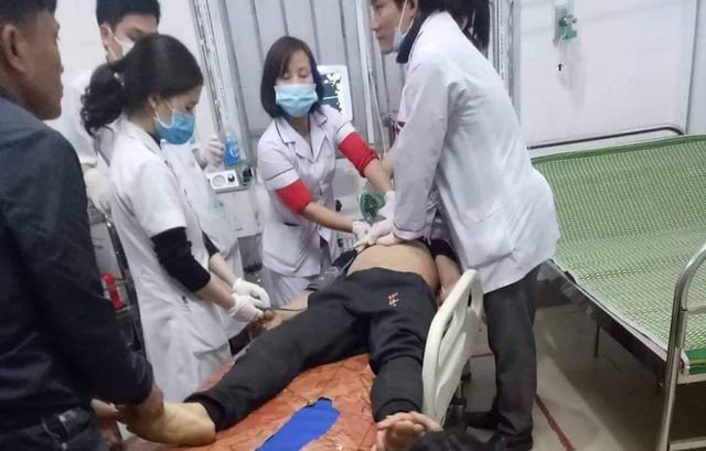 Hỗn chiến trong đêm, 3 thanh niên bị đâm thương vong Các bác sỹ tiến hành cấp cứu cho nạn nhân sau vụ hỗn chiến