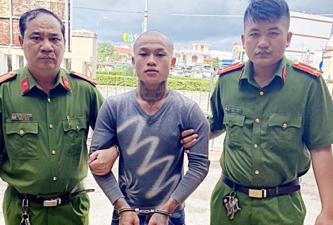 Bắt kẻ đâm, chém người ở tiệc sinh nhật sau 6 giờ gây án Công an áp giải hung thủ từ Đồng Nai về Bình Thuận để điều tra