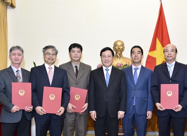 Trao quyết định bổ nhiệm 4 Tổng Lãnh sự Phó Thủ tướng, Bộ trưởng Bộ Ngoại giao Phạm Bình Minh trao quyết định và chúc mừng 4 tân Tổng Lãnh sự.