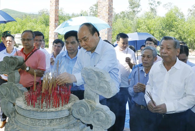 Thủ tướng dâng hương tưởng niệm các anh hùng liệt sĩ Thủ tướng Nguyễn Xuân Phúc đến dâng hương, hoa tri ân các anh hùng liệt sĩ tại Đền thờ liệt sĩ Núi Quế, tỉnh Quảng Nam. Ảnh: VGP