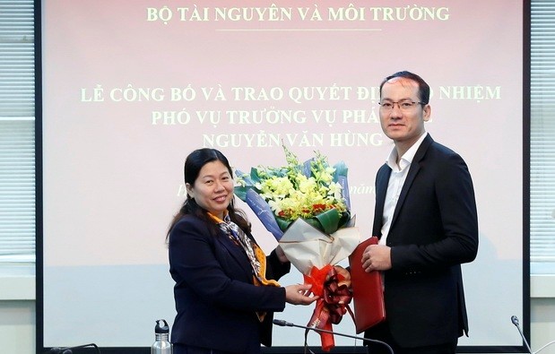 Bổ nhiệm nhân sự một số cơ quan Trung ương Thứ trưởng Nguyễn Thị Phương Hoa trao quyết định và chúc mừng đồng chí Nguyễn Văn Hùng.
