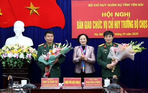 Điều động, bổ nhiệm nhân sự Quân khu 2 Bí thư Tỉnh ủy Yên Bái Phạm Thị Thanh Trà chúc mừng Đại tá Lê Văn Trung và Đại tá Trần Công Ứng.