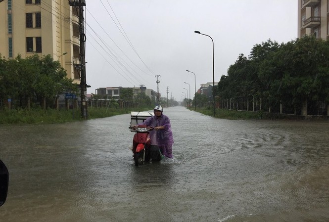 Mưa kéo dài, nhiều tuyến phố ở Hà Tĩnh ngập nặng Nhiều tuyến phố bị ngập nặng các phương tiện không thể qua lại