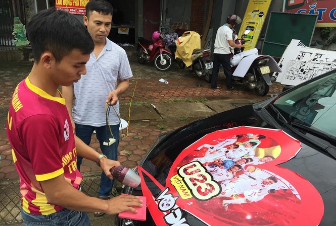 Quê nhà trung vệ Tiến Dũng rực cờ đỏ trước bán kết Việt Nam - Hàn Quốc Quê nhà trung vệ Tiến Dũng rực cờ đỏ trước bán kết Việt Nam - Hàn Quốc