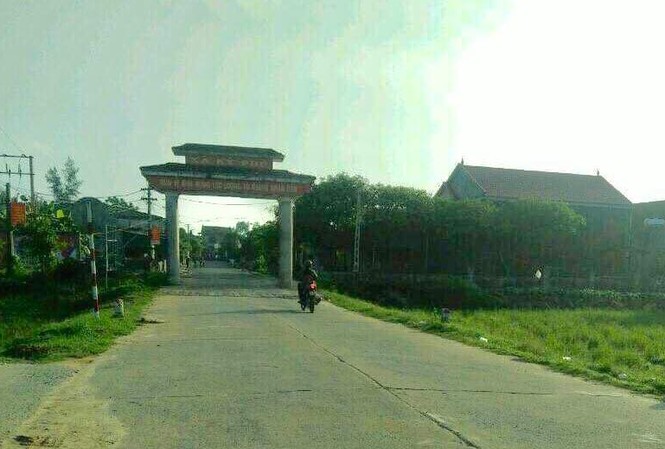 Nổ lớn lúc rạng sáng, dân hoảng loạn chạy ra khỏi nhà Con đường vào xã Kỳ Phú, nơi người dân nghe tiếng nổ