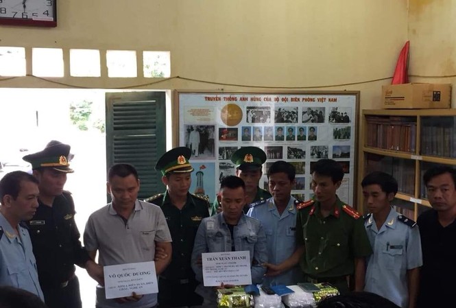 Bắt 2 đối tượng thu 32 kg ma túy đá và 10 bánh heroin Bắt 2 đối tượng thu 32 kg ma túy đá và 10 bánh heroin