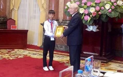 Cậu học sinh nghèo được Chủ tịch nước tặng ảnh Bác Hồ Em Hiếu được Chủ tịch nước trao tặng ảnh Bác Hồ trong buổi gặp mặt ngày 3/11