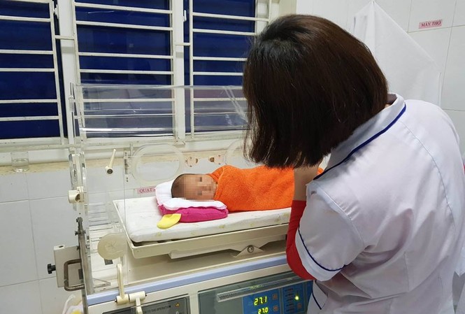 Bé gái sơ sinh bị bỏ rơi tại bệnh viện Cháu bé được cán bộ, nhân viên Bệnh viện Đa khoa huyện Thạch Hà chăm sóc tận tình