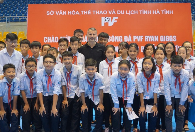 Cựu danh thủ M.U Ryan Giggs đến Nghệ An và Hà Tĩnh Ryan Giggs khẳng định bóng đá phong trào và bóng đá học đường là nền tảng cho sự phát triển của bóng đá đỉnh cao