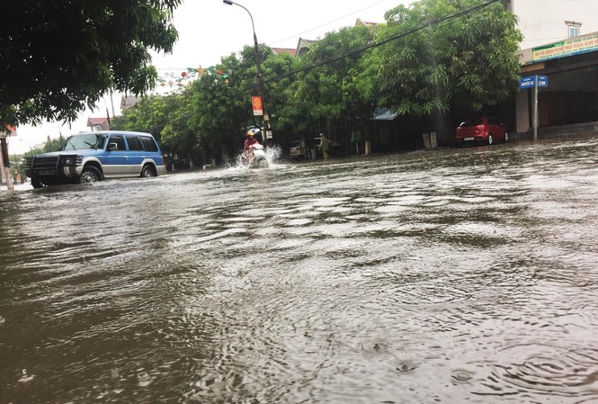Mưa lớn trong đêm, đường TP Hà Tĩnh 'biến' thành sông Mưa lớn trong đêm, đường TP Hà Tĩnh 'biến' thành sông