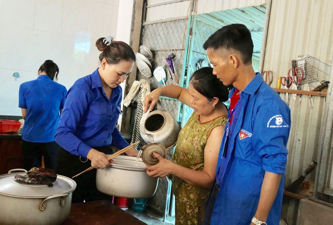 Nấu cơm trưa miễn phí cho các sĩ tử có hoàn cảnh khó khăn Nấu cơm trưa miễn phí cho các sĩ tử có hoàn cảnh khó khăn
