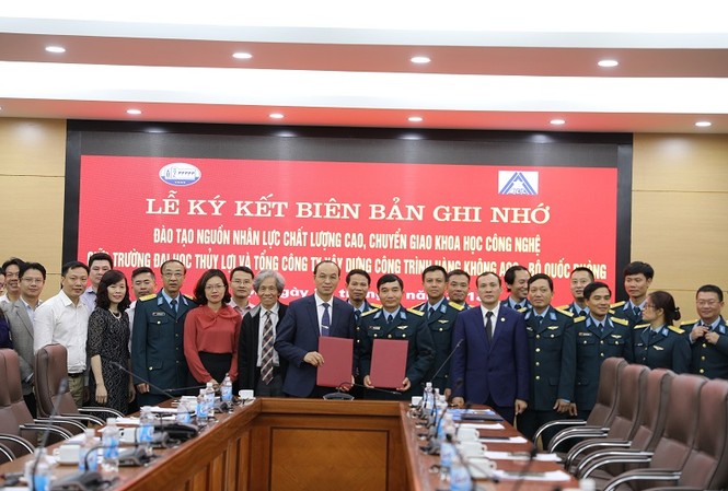 Tổng công ty xây dựng công trình hàng không đặt hàng ĐH Thuỷ Lợi Hiệu trưởng trường ĐH Thủy lợi, GS Trịnh Minh Thụ và Tổng giám đốc Tổng công ty ACC, Th.S. Nguyễn Mai Đô ký kết bản ghi nhớ