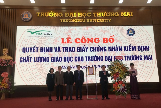 Trường ĐH Thương Mại đạt tiêu chuẩn kiểm định chất lượng của Bộ GD&ĐT Trường ĐH Thương mại đón nhận chứng nhận đạt chất lượng kiểm định giáo duc