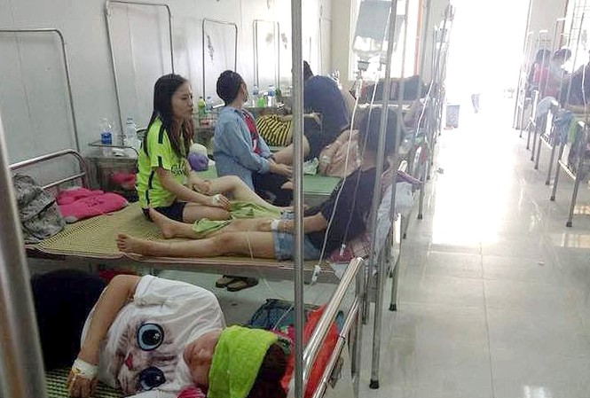 Hơn 70 sinh viên sư phạm nhập viện sau bữa liên hoan cuối năm Sinh viên trường ĐH sư phạm Hà Nội đang điều trị tại bệnh viên đa khoa Phúc Yên - CTV