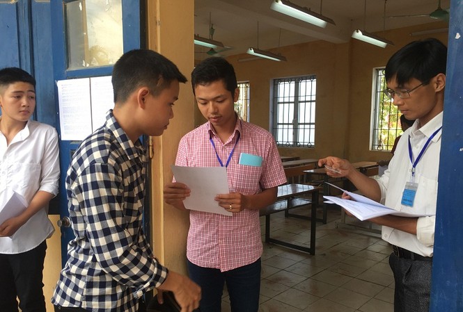 Xe ôm miễn phí phục vụ sĩ tử Gọi thí sinh vào làm thủ tục dự thi