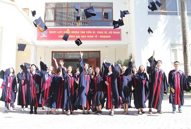 Trao bằng cho hơn 800 cử nhân, thạc sĩ và tiến sĩ năm 2018 Cử nhân, thạc sĩ, tiến sĩ trong lễ tốt nghiệp