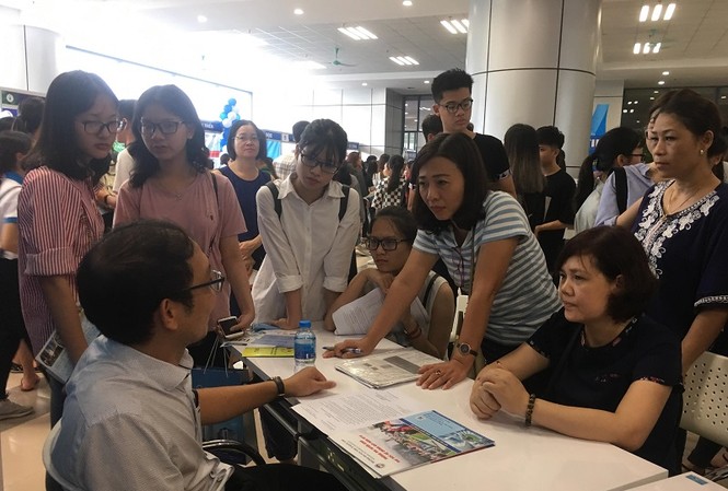 Hàng nghìn thí sinh đội mưa đến ngày hội tư vấn tuyển sinh Rất đông phụ huynh cùng con đến tham gia ngày hội tư vấn tuyển sinh sáng nay