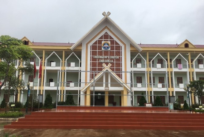 Phụ huynh, thí sinh bất ngờ với điểm thi cao tại Sơn La Trường THPT chuyên Sơn La cũng đang được dư luận quan tâm vì nhiều thí sinh khối KHXH điểm thi môn Toán cao