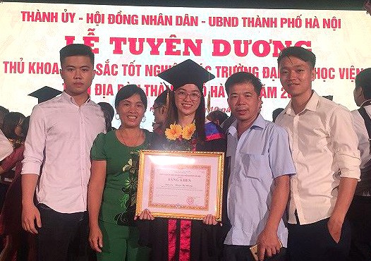 Nữ sinh Nam Định trở thành thủ khoa đầu tiên ngành Công trình Phạm Thị Nhung bên gia đình tại lễ tuyên dương thủ khoa đầu ra xuất sắc vừa qua.