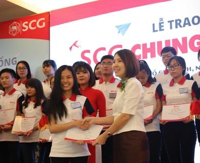 Phát động chương trình học bổng Chung một ước mơ Sinh viên nhận học bổng chung một ước mơ