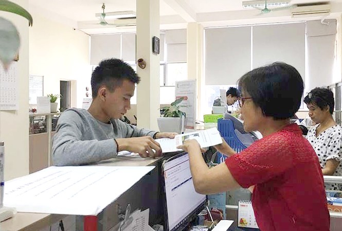 Nam sinh bị trường Sĩ quan Thông tin trả về nhập học ngành điện tử Quang Quốc Việt làm thủ tục nhập học vào trường ĐH Bách khoa Hà Nội sáng nay 8/11.