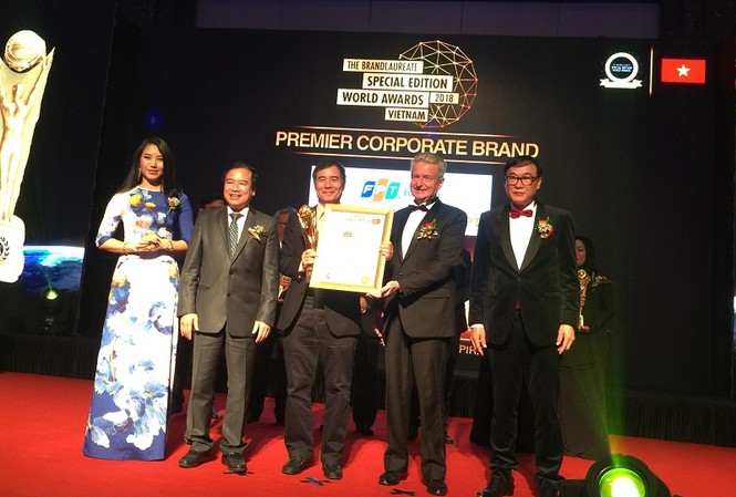 FPT Edu nhận 2 giải thương hiệu xuất sắc thế giới TS.Lê Trường Tùng, giám đốc Tổ chức giáo dục FPT (bên trái) tại lễ công bố thương hiệu