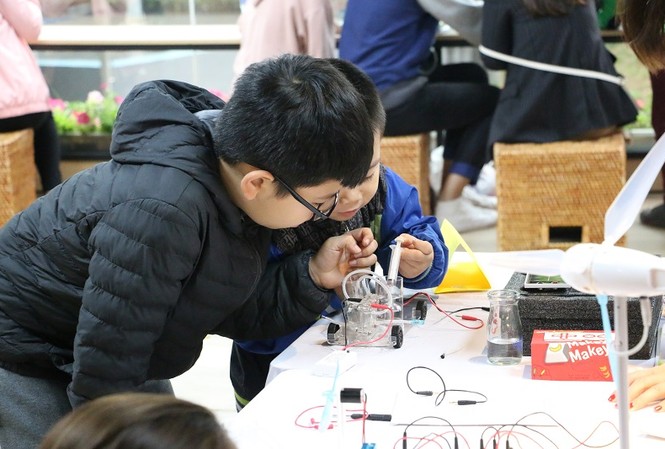 Hé lộ 6 sản phẩm khoa học xuất sắc của học sinh phổ thông Các em nhỏ say mê với những thí nghiệm của mình