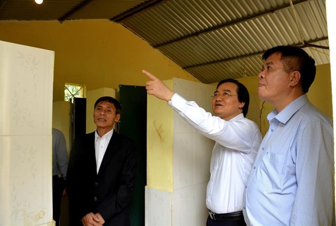 Sáp nhập trường: Không dồn dịch để 'gọn trường, chật lớp' Bộ trưởng Phùng Xuân Nhạ kiểm tra khu nhà vệ sinh của Trường Tiểu học và THCS xã Pa Thơm