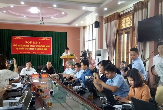 Hai cán bộ thanh tra 'bỏ chốt' tại điểm chấm thi Hà Giang bị xử lý thế nào? Hai cán bộ thanh tra 'bỏ chốt' tại điểm chấm thi Hà Giang bị xử lý thế nào?