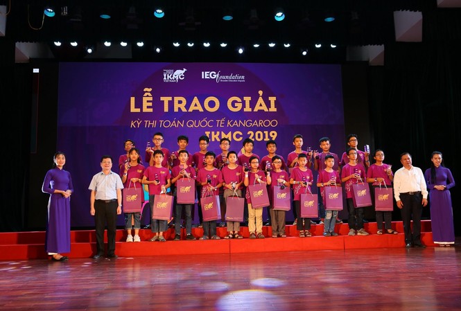 600 thí sinh đạt thành tích cao trong hai kỳ thi toán quốc tế Trao giải thưởng cho các học sinh đạt giải