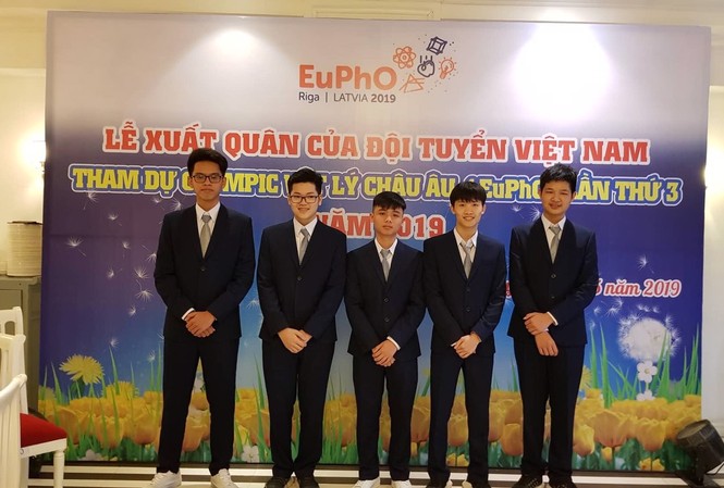Việt Nam giành huy chương ngay lần đầu tham gia kỳ thi Olympic Vật lý châu Âu 5 thí sinh của đoàn Olympic Việt Nam tham gia EuPhO 2019 tại Latvia