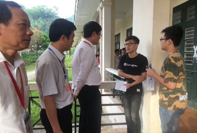Nhận định, giải đề thi tổ hợp khoa học tự nhiên Thứ trưởng Bộ GD&ĐT Lê Hải An động viên thí sinh tại buổi thí sáng nay ở điểm thi trường CĐ Cộng đồng, Bắc Kạn - ảnh Nghiêm Huê