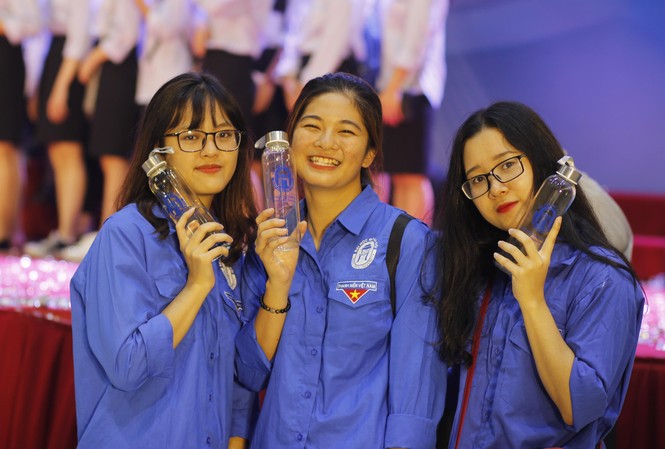 Trường ĐH tặng gần 4000 chai nước thủy tinh cho sinh viên Trường ĐH tặng gần 4000 chai nước thủy tinh cho sinh viên