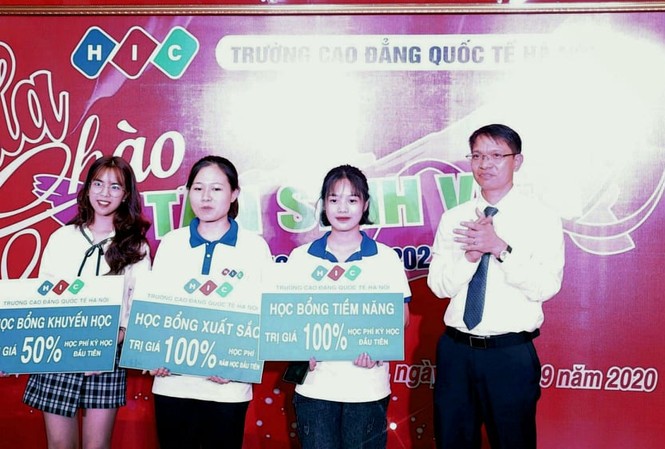 Cựu sinh viên nhắn nhủ “thế hệ tiếp nối” trong gala chào K Cựu sinh viên nhắn nhủ “thế hệ tiếp nối” trong gala chào K