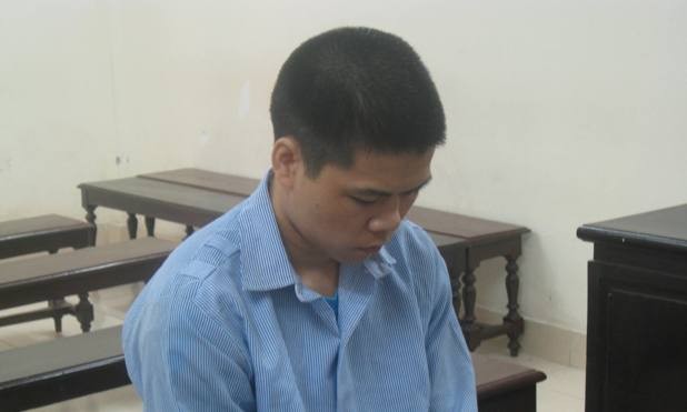 Thanh niên Trung Quốc kề dao cướp tài sản nữ xe ôm Tang Yuan Xun tại toà.