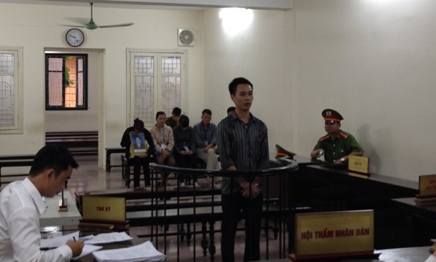 Đâm chết bạn nhậu vì dám cắt tiết gà chọi của mình Nguyễn Vũ Hinh trước vành móng ngựa.