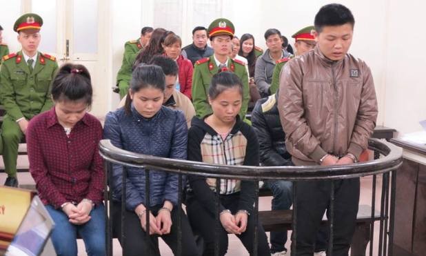 Cán bộ công an bị đâm tử vong khi mời rượu nhóm thanh niên lạ Các bị cáo tại tòa.