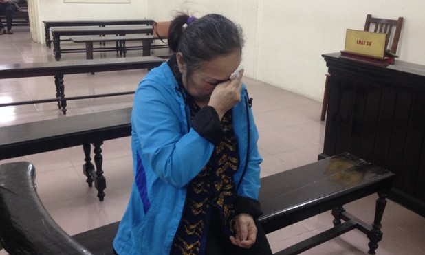 Thăm con trong trại giam, người mẹ tiện đường... buôn ma túy Ngô Thị Liệu bật khóc tại toà.