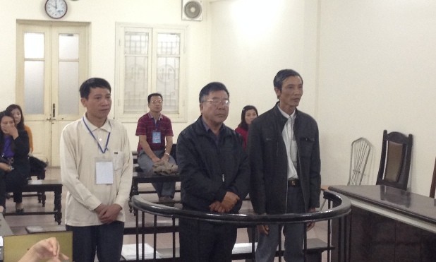 Trưởng thôn ngồi tù vì bán đất xây trường tiểu học Các bị cáo tại toà phúc thẩm.